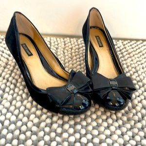 🌸2/$30 Black Bow Patent/Suede Round Toe Pumps